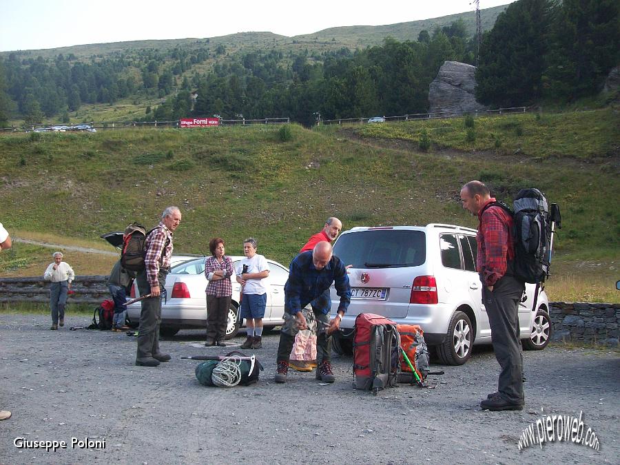 01- ci prepariamo alla partenza dal parcheggio dei Forni   .jpg